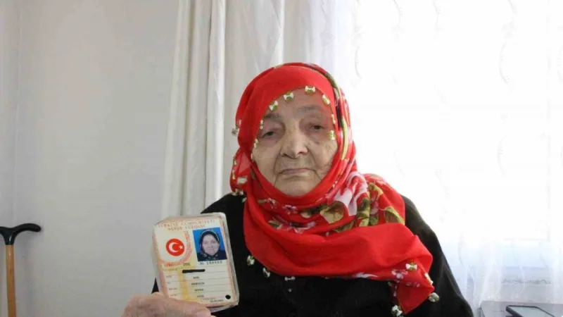 102'lik Meryem Nine'ye Evde Kimlik Şoku! Devlet Ayağına Geldi