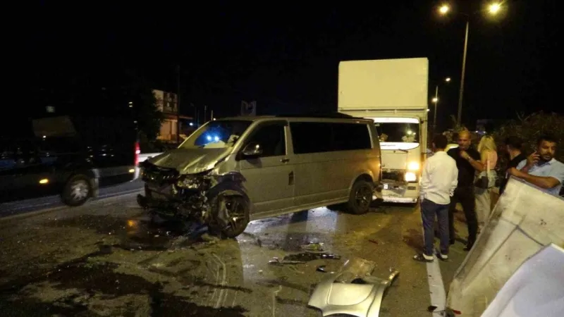 3 Kamyon, 1 Tur Aracı ve 1 Otomobil Çarpıştı, Trafik Felç Oldu