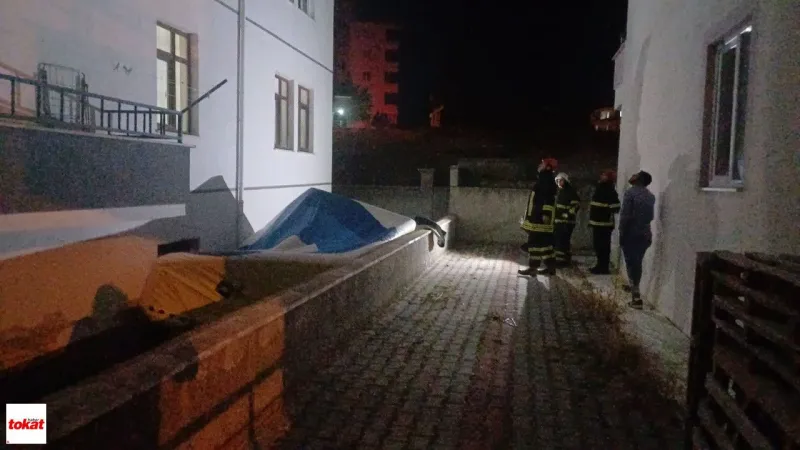 3 Katlı Binanın Çatısında İntihar Girişimi: Polis Son Anda İkna Etti