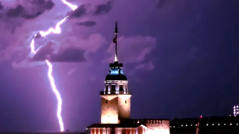 Adeta Film Gibi! İstanbul Semalarında Şimşekler Dans Etti