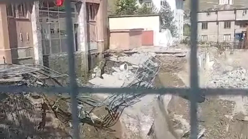 Adliye Girişinde Şok Eden Çökme! Bina Kazısı Felaketi mi?