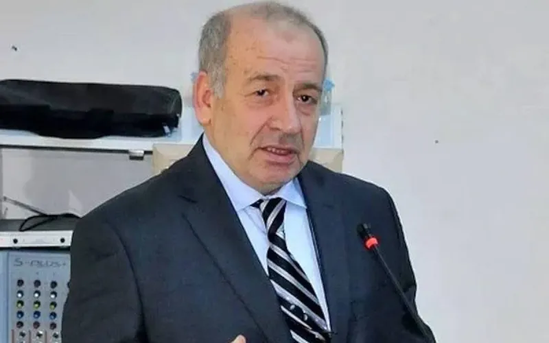 Ağır ceza hakimi Prof. Özgenç'in kitabını yırttı