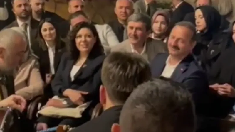 Ağıralioğlu Tokat'ta Karacaoğlan'ın Türküsüne Böyle Eşlik Etti
