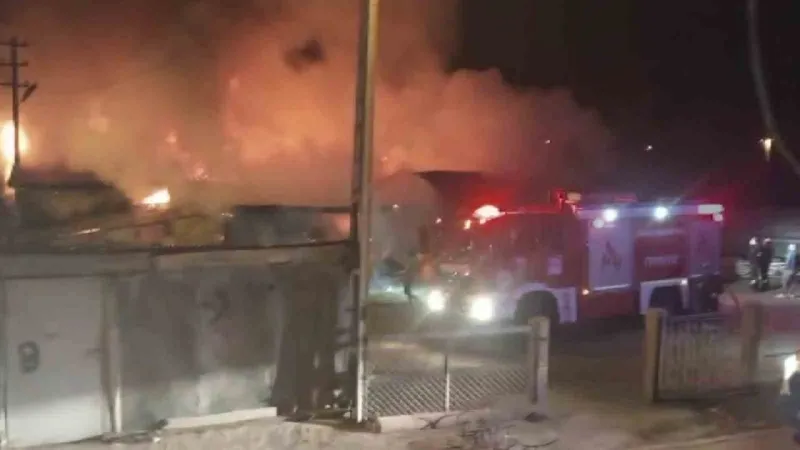 Köyde Korkunç Yangın! Ahır Alevlere Teslim, Traktör Kül Oldu