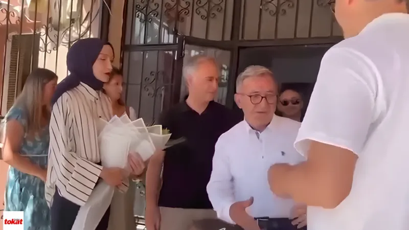 Alkışlar Gözyaşlarına Karıştı: Niksar’da 42 Yıllık Öğretmene ‘Hatıran Yeter’li Veda