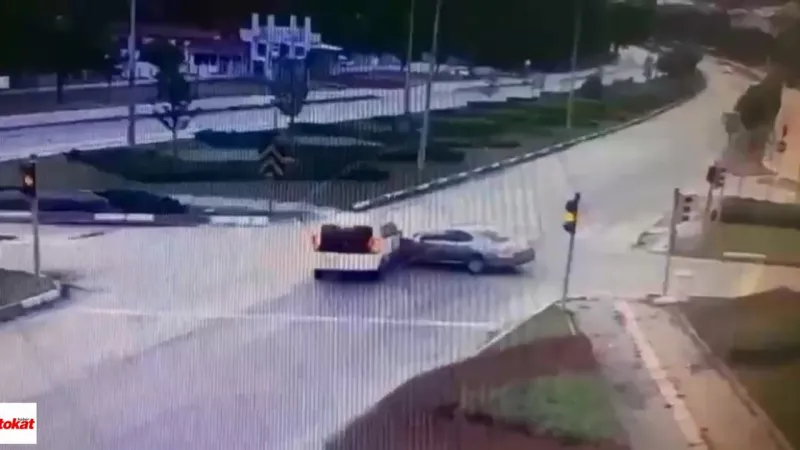 Amasya'da Trafik Kazası Güvenlik Kamerasına Yansıdı: 5 Yaralı
