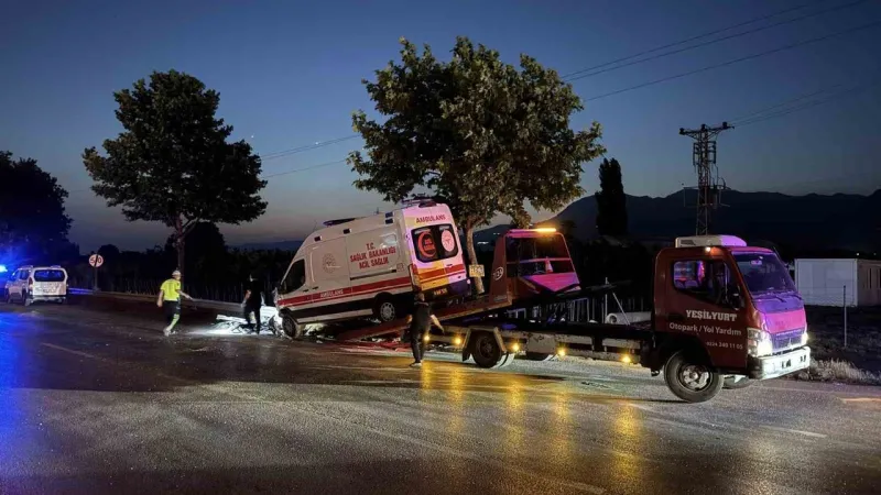 Ambulans ile çarpışan otomobilde can pazarı