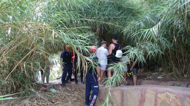 Antalya Falezlerinde Mahsur Kalan 3 Arnavut Turist Kurtarıldı
