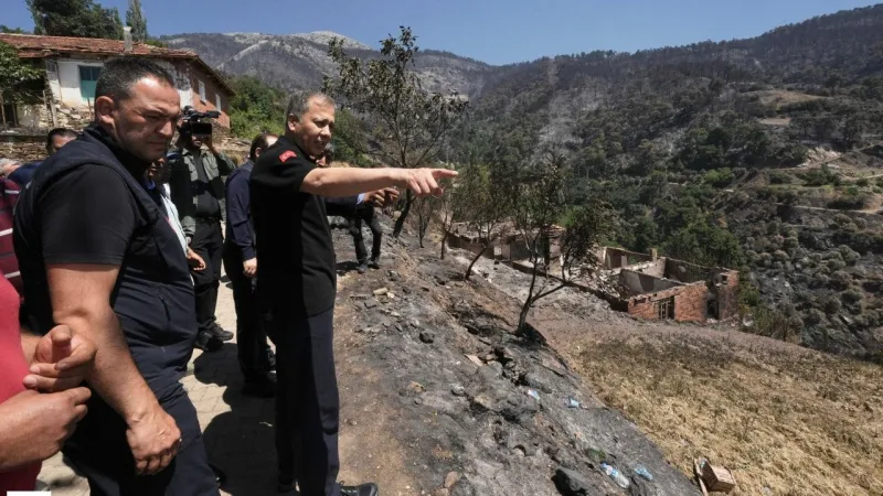 Bakan Yerlikaya İzmir’de Yangın Bölgelerini Ziyaret Etti, Hasarı Açıkladı