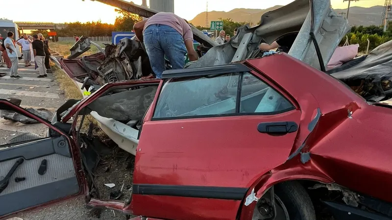 Feci Kaza! Bariyerlere Çarpan Otomobil Paramparça: Sürücü Hayatını Kaybetti