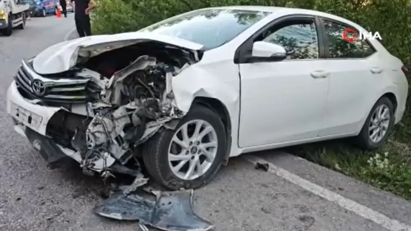Bursa'da Feci Kaza! Otomobiller Kafa Kafaya Çarpıştı: Yaralılar Var