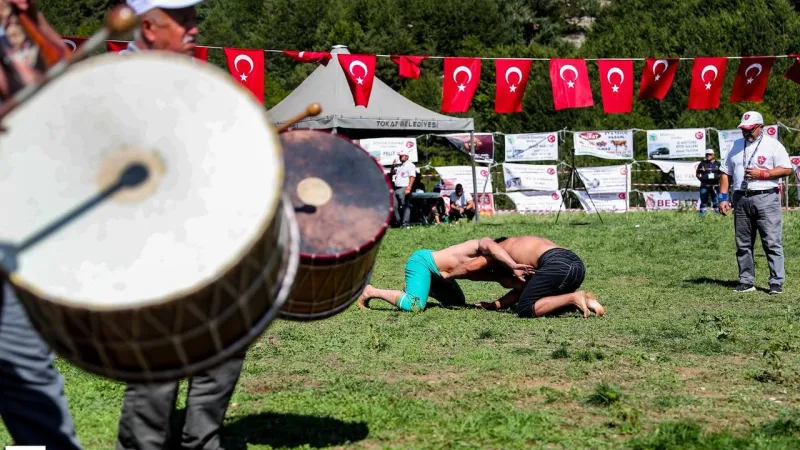 Çat Kasabası’nda Şenlik Coşkusu: Pehlivanlar Er Meydanında Ter Döktü