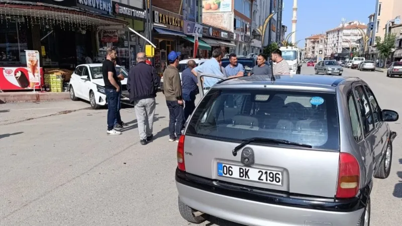 Çorum'da Feci Kaza! İki Araç Kafa Kafaya Çarpıştı: 3 Yaralı