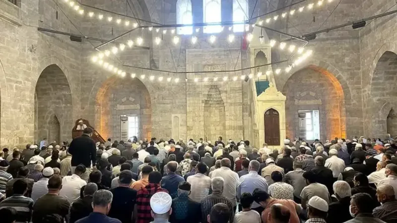 Cuma Hutbesinde Duygulandıran Mesaj: “Şehitler Tepesi Boş Değil”