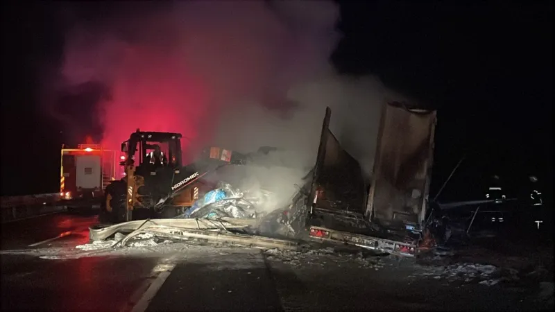 D-100'de Tekstil Yüklü Tır Alev Alev Yandı! Yol 3 Saat Trafiğe Kapandı