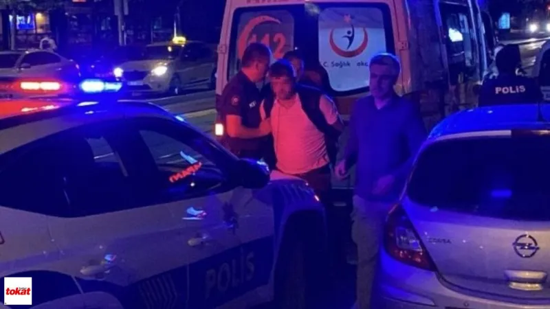 Elindeki Satırla Etrafa Saldırdı, Gözaltına Alındı
