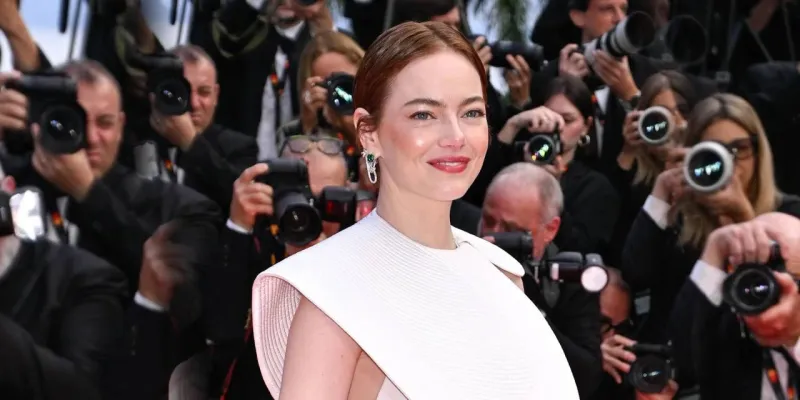 Emma Stone Cannes'da Arı Şoku! Ünlü Oyuncu Neye Uğradığını Şaşırdı