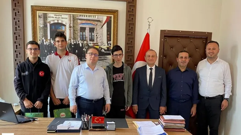 Erbaalı Öğrenciler Amerika’da Türkiye’yi Temsil Etti: Finalistlerden Kaymakama Ziyaret