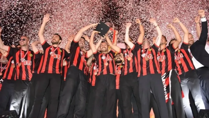 Eskişehirspor Şampiyon! BAL'da Kupa Coşkusu: Ceza Sahnedeydi!