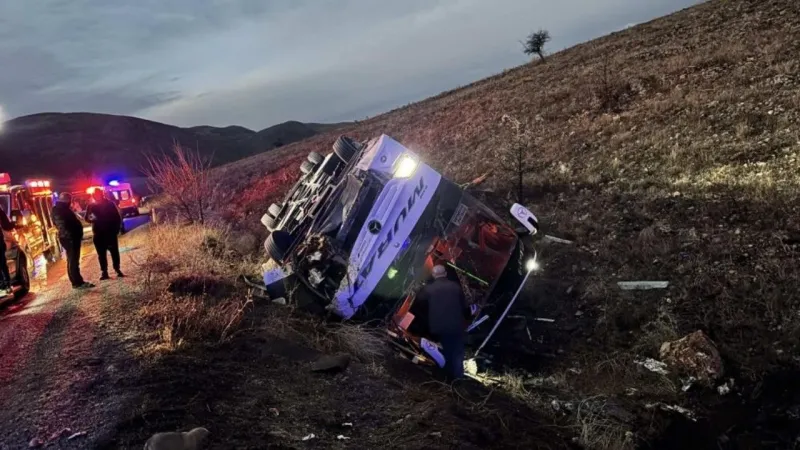 Feci Kaza: Kontrolden Çıkan Otobüs Devrildi, Ölü ve Yaralılar Var