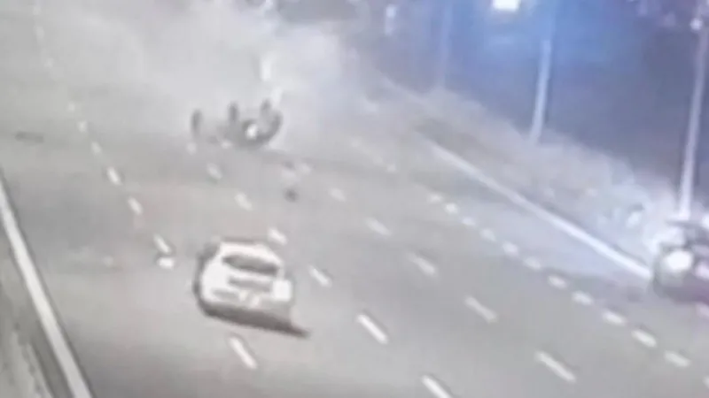 Feci kazada şok görüntüler: 9 yaşındaki çocuk taklalar atan otomobilden yola savruldu!