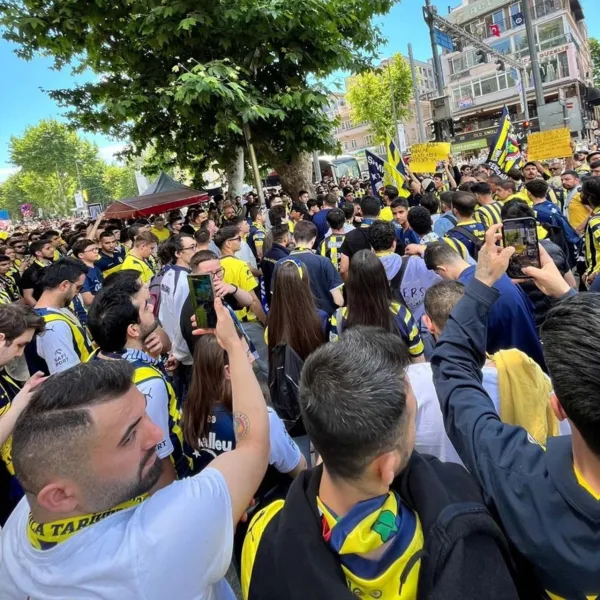 Fenerbahçe taraftarlarından "istifa" yürüyüşü