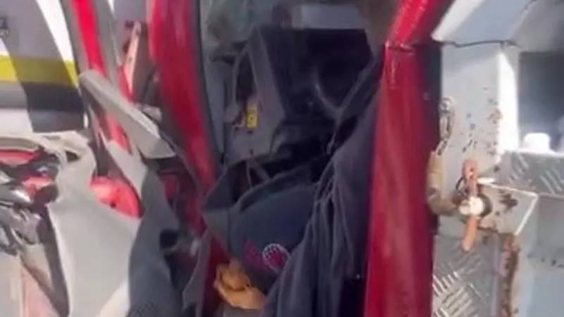 Antalya'da Feci Kaza: Kamyonet Tıra Çarptı! Yaralılar Feryat Etti