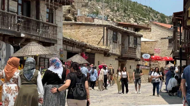Frig Vadisi'nde Bayram Coşkusu! Tarihi Vadi Ziyaretçi Akınına Uğradı