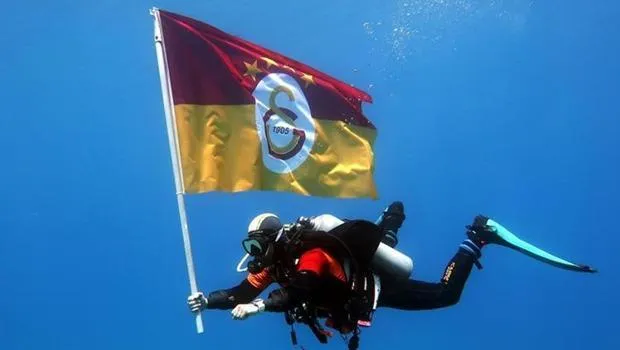 Deniz Dibinde Şampiyonluk Kutlaması! Galatasaray Taraftarı Coştu