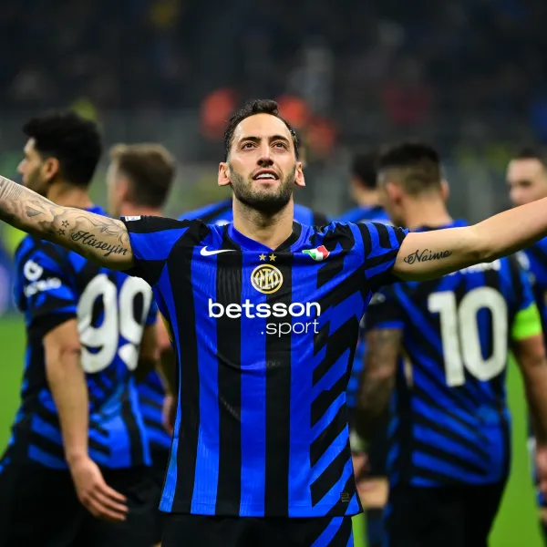 Hakan Çalhanoğlu Galatasaray'a mı? Babasından Şok Paylaşım!