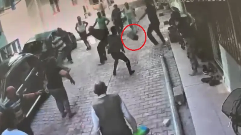 Hatay'da park kavgası: Birbirlerini taşladılar!