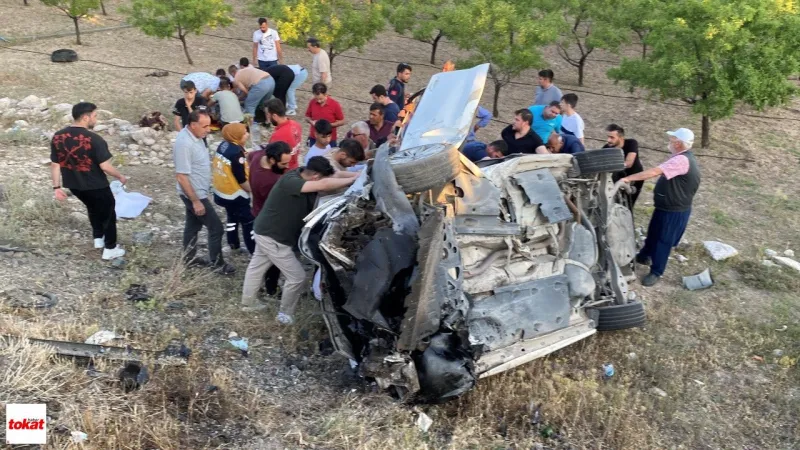 İki Otomobil Çarpıştı: 4 Kişi Araçta Sıkıştı, 2’si Ağır 8 Kişi Yaralandı