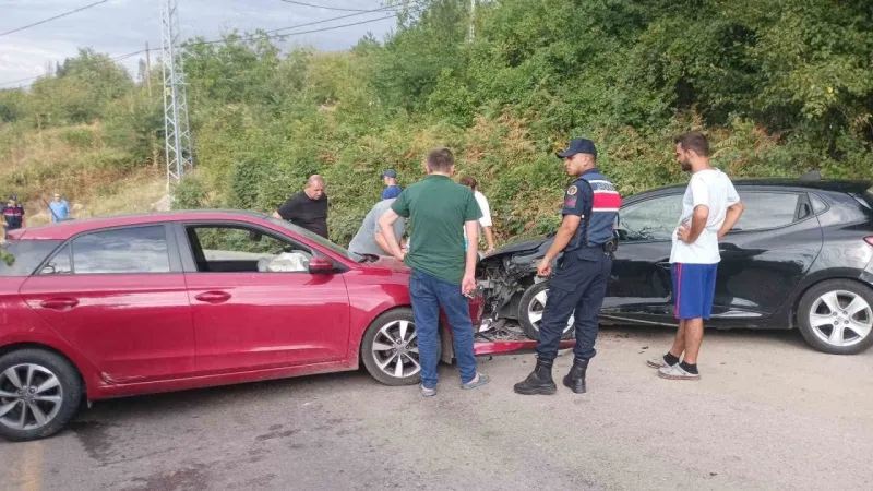 İki Otomobil Kafa Kafaya Çarpıştı, 4 Yaralı