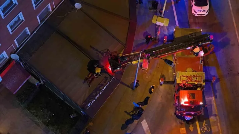 Eskişehir'de Mucize Kurtuluş! 2. Kattan Düşen Genci Tente Kurtardı!