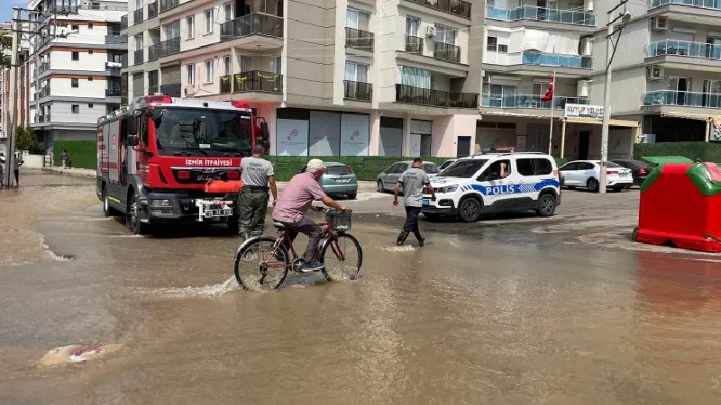 İzmir Konak'ta su borusu patladı, çok sayıda araç ve ev zarar gördü
