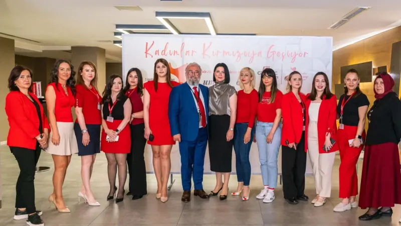 Kadınlar Kırmızıya Geçiyor: Kalp Sağlığında Geç Kalma Uyarısı!