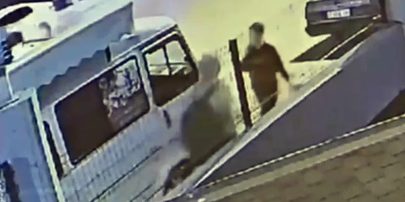 Kaldırımda yürüyen kadına vahşi saldırı