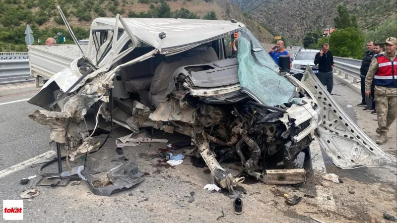 Kamyonet Bariyere Çarptı: 44 Yaşındaki Kadın Hayatını Kaybetti
