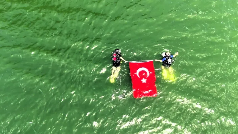 Karabük'te 19 Mayıs Coşkusu! Gölette Türk Bayrağı Sürprizi