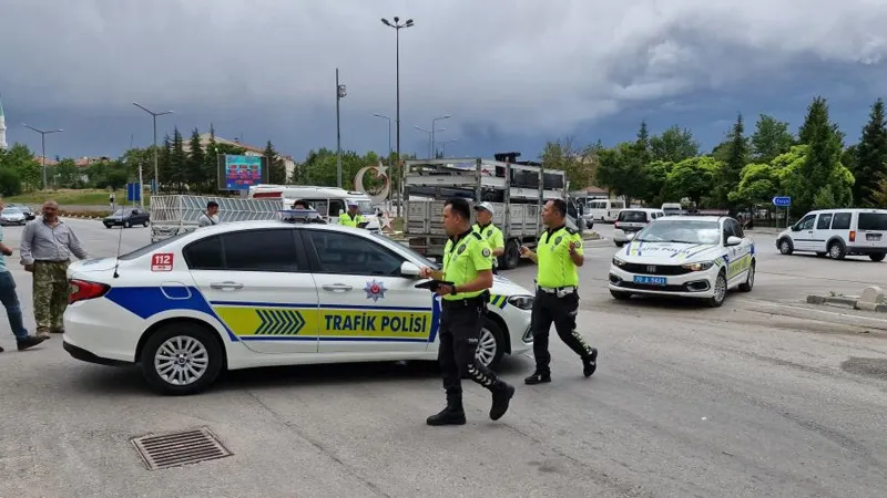 Karaman'da okul servisi kamyonetle çarpıştı: Çok sayıda yaralı var