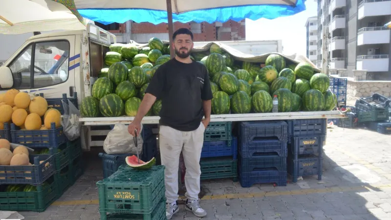 Karnesini Alan Çocuklara Karpuz Ziyafeti! Niksar'da Sürpriz Sevinç