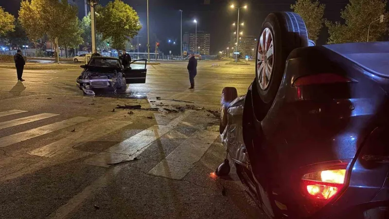 Kavşakta Feci Kaza: Otomobil Takla Attı, 2 Yaralı
