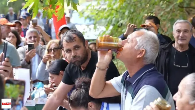 Kazdağları’nda Bal Yeme Yarışı Nefes Kesti: 120 Saniyede 1 Kilo Bal!