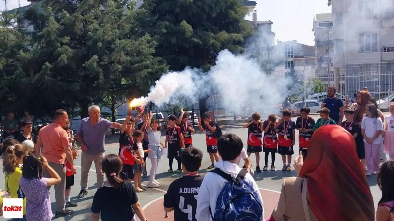 Kemal Arat İlkokulu’nda Futbol Coşkusu: Şampiyonlar Kupalarını Kaldırdı!