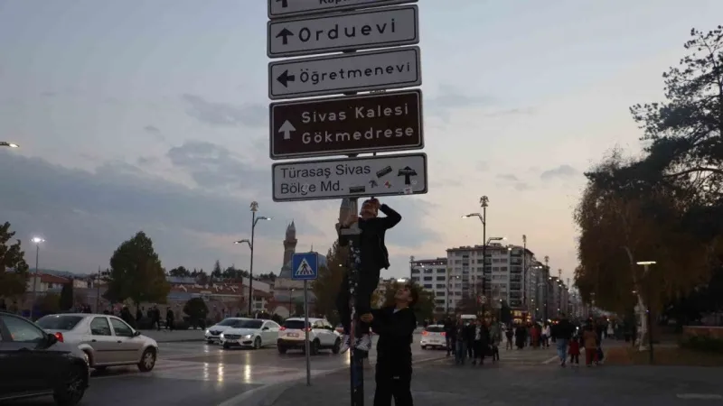 Sivas'ta Kızılay Akımı! Tabelalara Tırmanmak Moda mı Oldu?