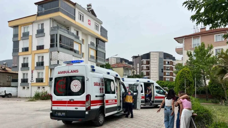 Liseli kızların sosyal medya kavgasını ayırmak için araya giren 2 kız bıçaklandı