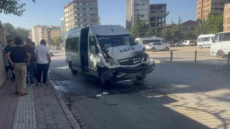 Elazığ'da Korkunç Kaza: Minibüs Otobüse Çarptı! İşte Yaralı Sayısı