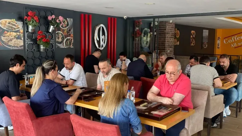 Eczacılar Bayramı'nda Tavla Turnuvası: Dostluk Zarları Atıldı!