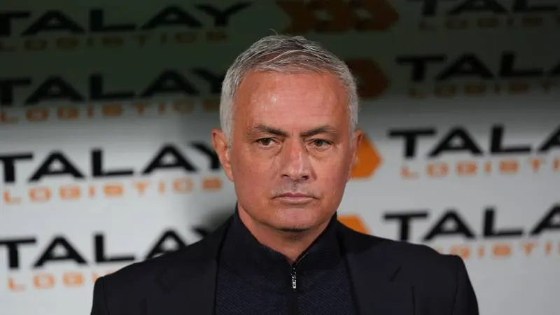 Mourinho'dan Rekor! 9 Ayda 8 Kart Görüp 23 Oyuncuyu Solladı!