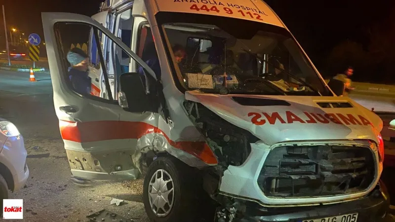 Ambulans ve Cip Feci Şekilde Çarpıştı! Antalya'da 9 Yaralı!